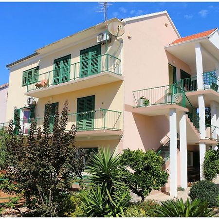 Apartments Lujo Примоштен Екстер'єр фото