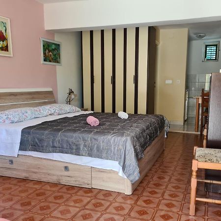 Apartments Lujo Примоштен Екстер'єр фото
