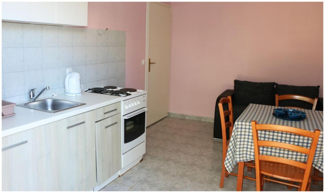 Apartments Lujo Примоштен Екстер'єр фото