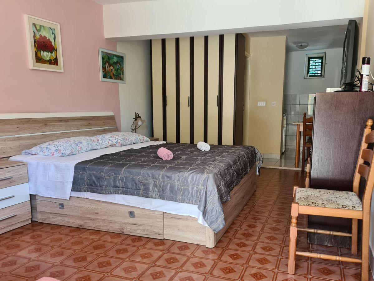 Apartments Lujo Примоштен Екстер'єр фото